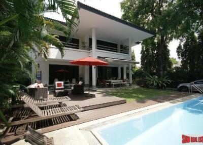 Private House - Spacious 4-Bedroom Home For Rent With Tranquil Atmosphere, Walking Distance to Ekamai BTS Station
