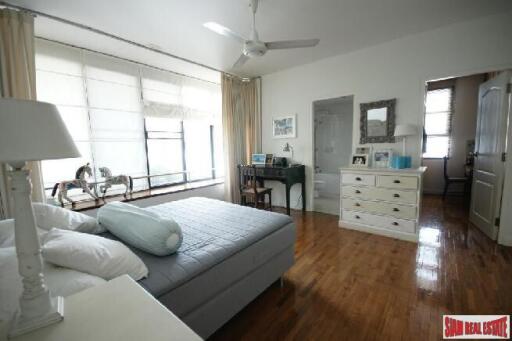 Private House - Spacious 4-Bedroom Home For Rent With Tranquil Atmosphere, Walking Distance to Ekamai BTS Station