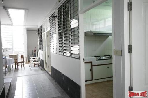 Private House - Spacious 4-Bedroom Home For Rent With Tranquil Atmosphere, Walking Distance to Ekamai BTS Station