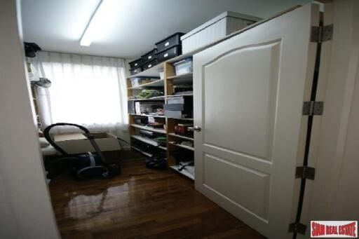 Private House - Spacious 4-Bedroom Home For Rent With Tranquil Atmosphere, Walking Distance to Ekamai BTS Station