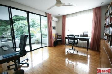 Private House - Spacious 4-Bedroom Home For Rent With Tranquil Atmosphere, Walking Distance to Ekamai BTS Station