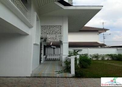 Fantasia Villa 3 - Large Four Bedroom Home Near BTS Bearing and Airport