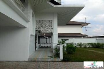 Fantasia Villa 3 - Large Four Bedroom Home Near BTS Bearing and Airport