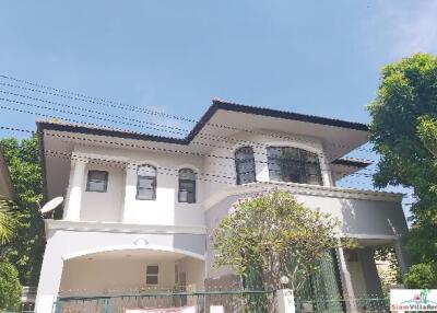 Lalin Greenville Rama 9-Onnuch-Suvarnabhumi - Four Bedroom House with Private Yard in Ban Thap Chang