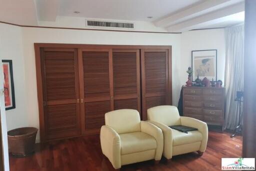 Family-Style Townhouse with Five Bedrooms in the Center of the City, Phrom Phong