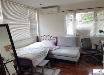 Family-Style Townhouse with Five Bedrooms in the Center of the City, Phrom Phong