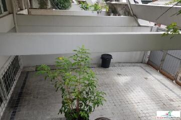 Family-Style Townhouse with Five Bedrooms in the Center of the City, Phrom Phong