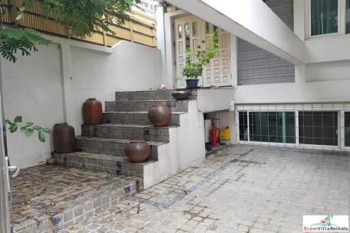 Family-Style Townhouse with Five Bedrooms in the Center of the City, Phrom Phong