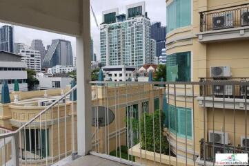 Family-Style Townhouse with Five Bedrooms in the Center of the City, Phrom Phong