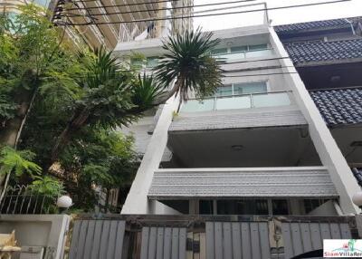 Family-Style Townhouse with Five Bedrooms in the Center of the City, Phrom Phong