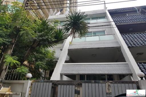 Family-Style Townhouse with Five Bedrooms in the Center of the City, Phrom Phong