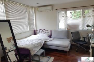 Family-Style Townhouse with Five Bedrooms in the Center of the City, Phrom Phong