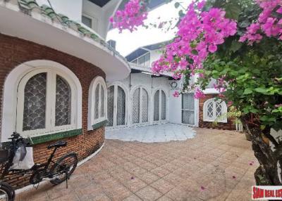 Standalone Pet Friendly 5 Bed 5 Bath House For Rent In Residential Neighborhood in Phra Khanong Area Of Bangkok