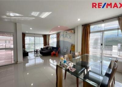 240 Sqm., 3 Beds Townhouse listed for ฿ 3,300,000.