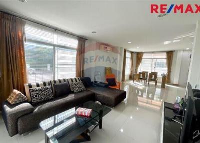 240 Sqm., 3 Beds House listed for ฿ 3,300,000.