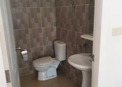 Neat bathroom with toilet, bidet, and sink