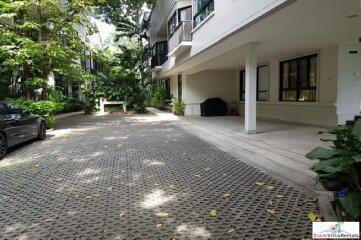 Veranda Ville Sukhumvit 38 - Private Four Bedroom Pet Friendly Duplex with Tropical Pool Views in Thong lor