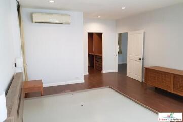 Veranda Ville Sukhumvit 38 - Private Four Bedroom Pet Friendly Duplex with Tropical Pool Views in Thong lor