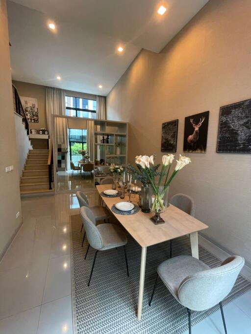 Arden Pattanakarn - Stunning 3 Bedroom Condo for Rent Near On Nut