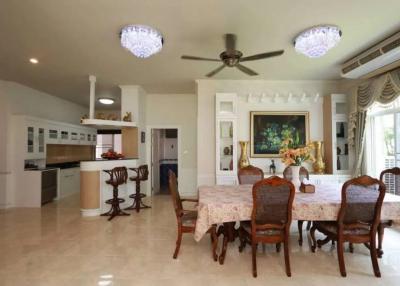 Family-friendly luxury: 8 beds, 7 baths, private pool – your perfect haven!