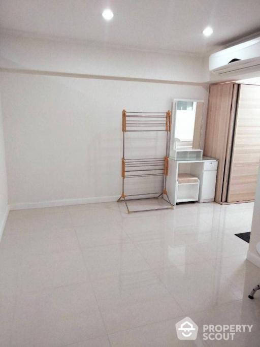 2-BR Condo at Ploenchit Condominium near BTS Phloen Chit