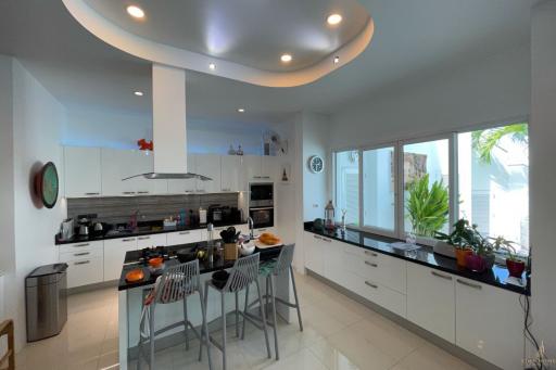 Modern Luxurious Villa located in Chalong for sale!!