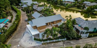 Grand Lakeside House in Nai Thon
