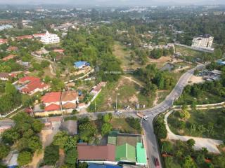 Aerial view of a residential area with clear proximity to main roads and abundant greenery