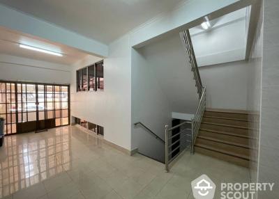 7-BR Townhouse in Chong Nonsi