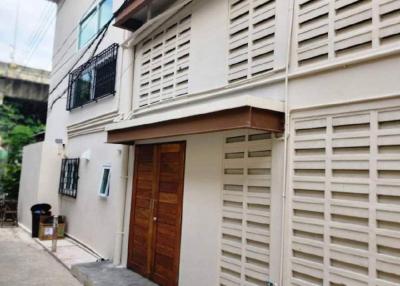 1-BR Townhouse near BTS Saphan Taksin