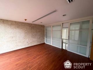 3-BR Townhouse near MRT Khlong Toei