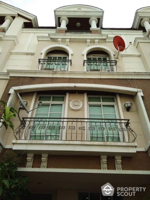 5-BR Townhouse close to Sathu Pradit