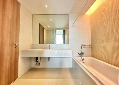 Modern bathroom with bathtub and mosaic tile backsplash