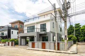 6 Bedroom House for Sale in Suthep