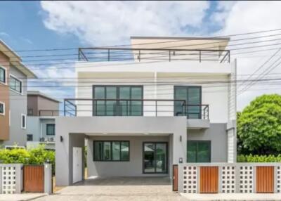 6 Bedroom House for Sale in Suthep