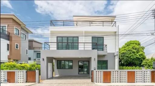 6 Bedroom House for Sale in Suthep