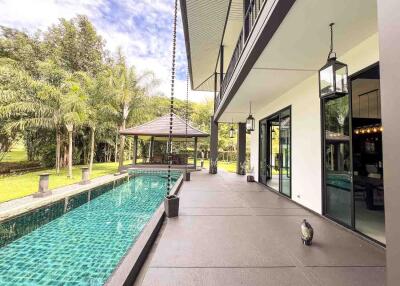 Luxury Lakeside Home for Sale in Mae RIm