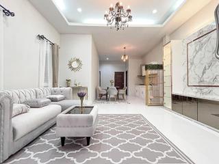 Elegant and modern living room with chandelier and refined decorations