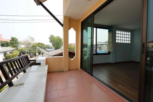 Partly Furnished House with Spacious Roof Terrace