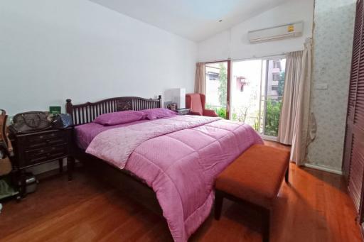 Large Duplex 4 Bedroom for sale on Phromphong