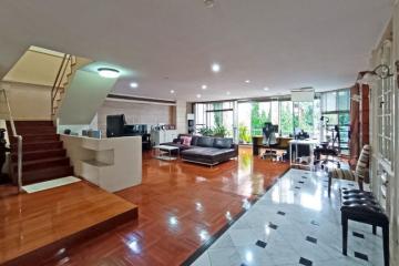 Large Duplex 4 Bedroom for sale on Phromphong