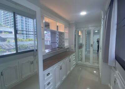 2 bed Condo in Supalai Place Condominium Khlong Tan Nuea Sub District C020667