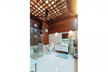 NEW PRICE  4-Bedroom Duplex Penthouse  Prime Location near BTS Phrom Phong and Emporium