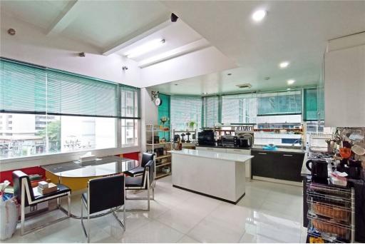 NEW PRICE  4-Bedroom Duplex Penthouse  Prime Location near BTS Phrom Phong and Emporium