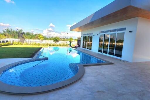 6 Bedrooms Luxurious 2-Story Villa with Pool for Rent in San Kamphaeng