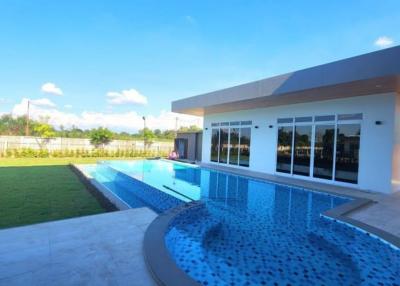 6 Bedrooms Luxurious 2-Story Villa with Pool for Rent in San Kamphaeng