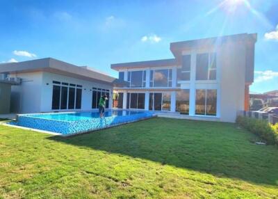 6 Bedrooms Luxurious 2-Story Villa with Pool for Rent in San Kamphaeng