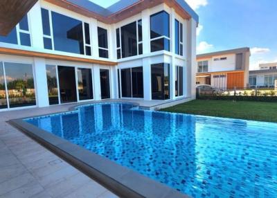 6 Bedrooms Luxurious 2-Story Villa with Pool for Rent in San Kamphaeng