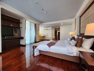 Enormous 4 Bedroom Serviced Apartment in Phrom Phong