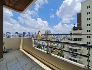 Very Spacious 4 Bed Serviced Apartment With Large Terrace in Phrom Phong